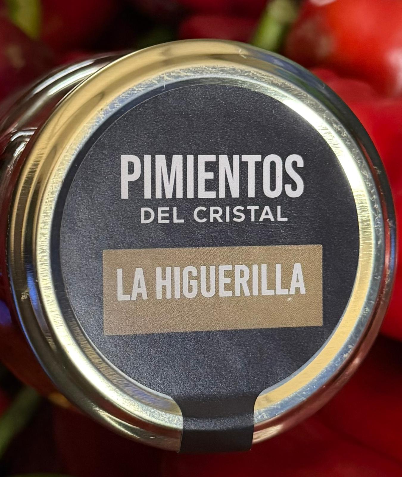 La tapa de un bote de conserva de  pimientos del cristal artesanos, marca La Higuerilla