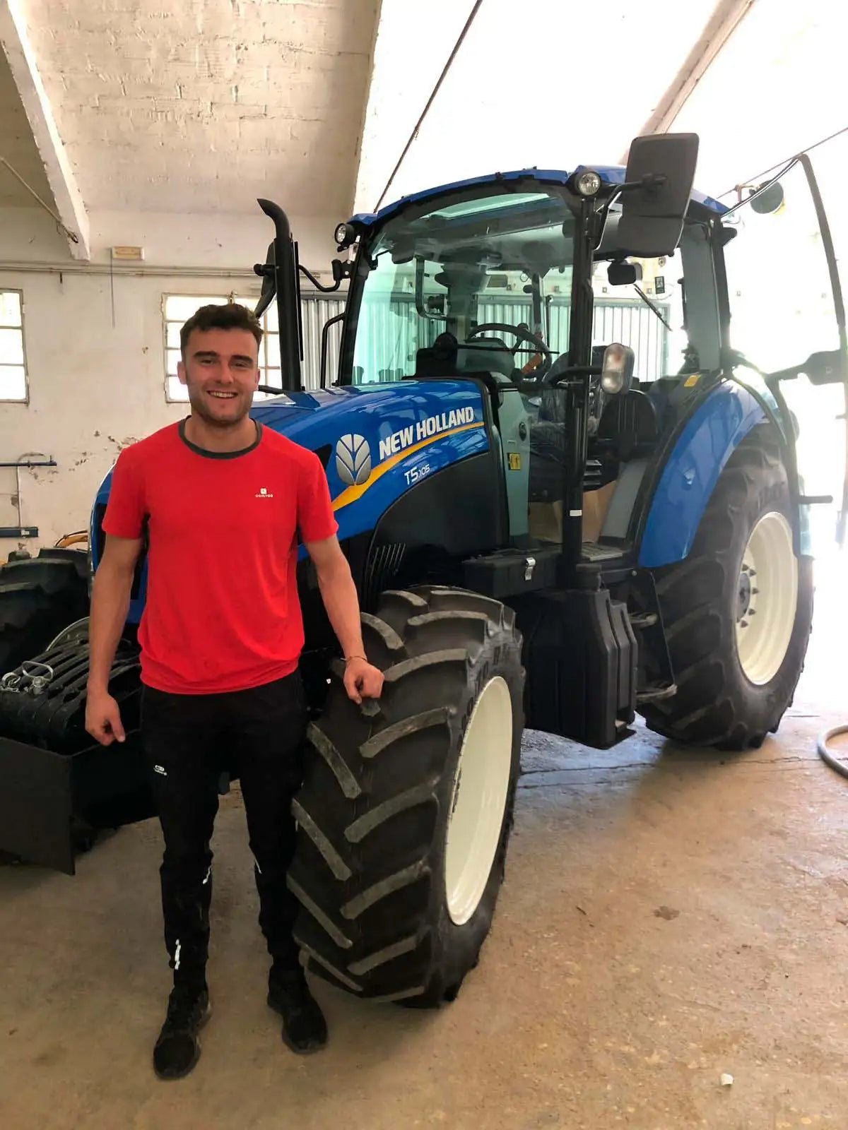 Agriberto, el fundador de Agriwash posando con su tractor New Holland T5
